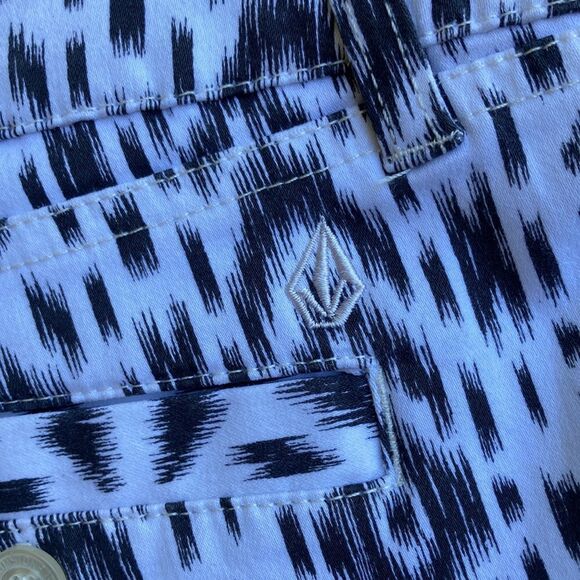 Volcom Black/White Geometric Chino Board Shorts Juniors Size 13 - Picture 6 of 11